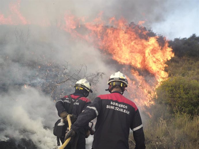 Varios bomberos intentan apagar el incendio declarado en Tafalla