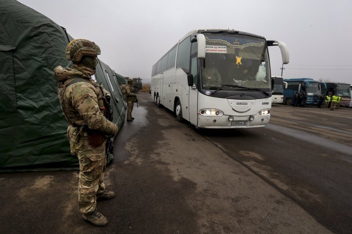 Archivo - HANDOUT - 29 December 2019, Ukraine, Odradivka: A bus carrying Ukrainian war prisoners arrive after they were released amid a prisoner exchange between the Ukrainian forces and rebels backed by Russia in eastern Ukraine. The swap by the Ukrain
