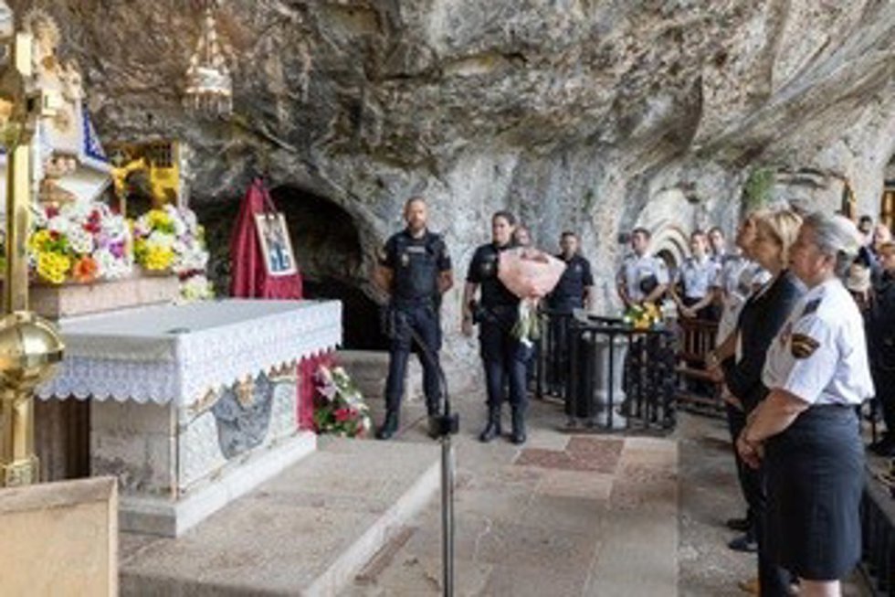 La Policía Nacional dona un manto a la Virgen de Covadonga