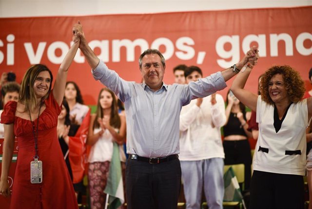 El candidato del PSOE-A a la Presidencia de la Junta de Andalucía, Juan Espadas, en un mitin en la Universidad de Huelva la víspera del final de la campaña electoral del 19 de junio.