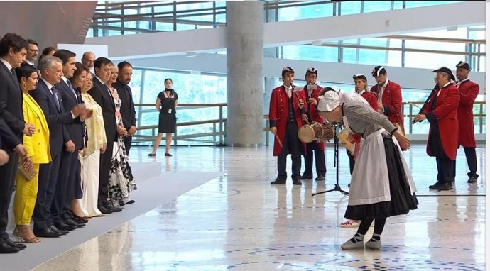 Baile de honor ante las autoridades y galardonados en los Premios Fronteras del Conocimiento en Bilbao