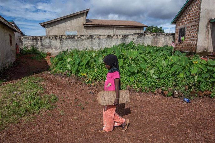 Una niña sale del colegio en Guinea