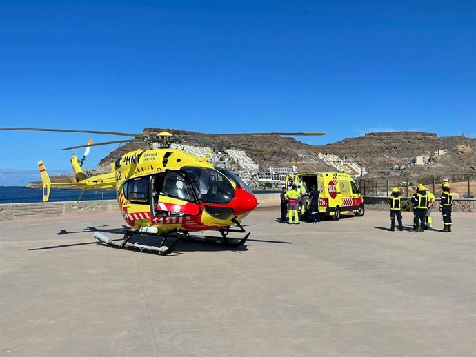Archivo - Helicóptero y ambulancia del Servicio de Urgencias Canario (SUC) 