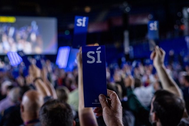 Archivo - Los socios compromisarios del FC Barcelona votan durante la Asamblea