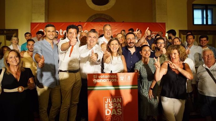 El secretario de Organización del PSOE, Santos Cerdán (en el centro), en un mitin del PSOE-A en la localidad gaditana de El Puerto de Santa María dentro de la campaña para las elecciones autonómicas del 19 de junio de 2022