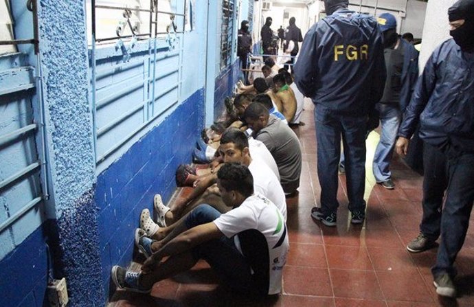 Archivo -    Las pandillas de El Salvador, temidas por su violencia y sus negocios ilícitos, han sufrido un fuerte golpe durante la madrugada de este miércoles, cuando han sido detenidos al menos 84 integrantes de la Mara Salvatrucha (MS) y la pandilla 