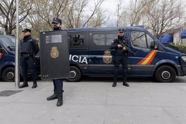 Archivo - Agentes de la Unidad de Intervención de la Policía (UIP) en un dispositivo en las calles de Madrid