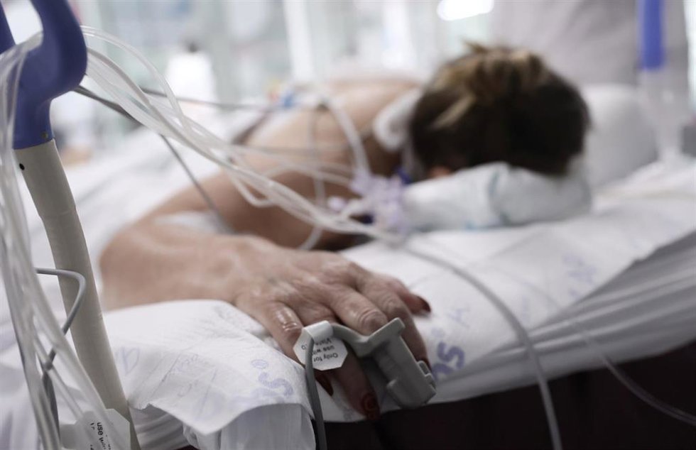 Archivo - Una paciente ingresada en la UCI del Hospital Enfermera Isabel Zendal, a 23 de noviembre de 2021, en Madrid (España). 