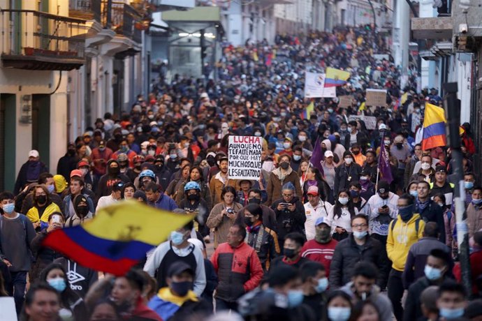 La gente participa en una manifestación contra el gobierno de Guillermo Lasso en medio de la subida de los precios de los combustibles y otras políticas que han afectado a la economía del país. 