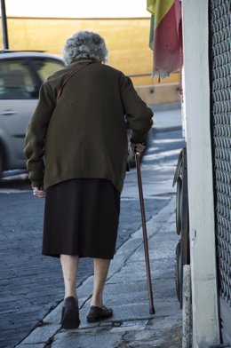 Archivo - Personas con movilidad reducida podrán mejorar la accesibilidad de sus viviendas