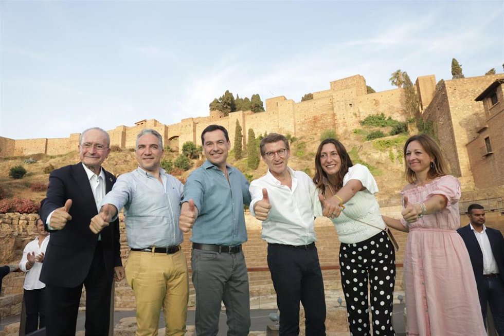 El presidente del PP-A y candidato a la reelección a la Presidencia de la Junta, Juanma Moreno (3d), junto al presidente del PP, Alberto Núñez Feijóo (3i), y el coordinador general del PP, Elías Bendodo (2i), en el mitin, en el acto electoral de campaña