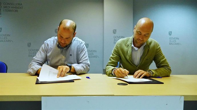 Firma del convenio entre Medio Ambiente y Redeia.