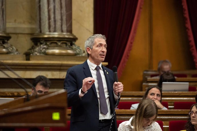 El conseller de Educación, Josep González-Cambray, interviene en una sesión de control, en el Parlament de Cataluña, a 8 de junio de 2022, en Barcelona, Catalunya (España). 