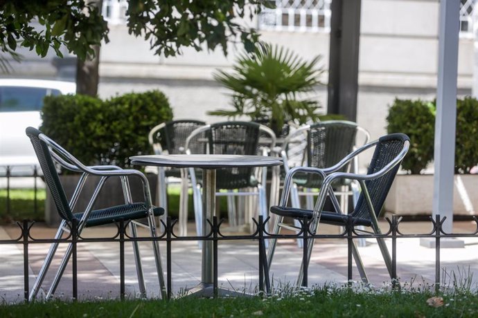 Archivo - Mesa en una terraza de un restaurante.