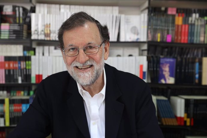 El expresidente del gobierno de España, Mariano Rajoy, firma el libro 'Política para adultos' en la caseta de Penguin Random House, en la Feria del Libro 2022, en el Parque de El Retiro, a 4 de junio de 2022, en Madrid (España). La Feria del Libro de Ma