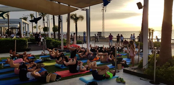 La clase magistral, impartida por la influencer Lucía Liencres, se desarrollará en el paseo martítimo del centro comercial, en pleno Parque Natural de la Bahía de Cádiz.