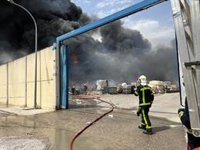 Bomberos siguen apagando el incendio de una nave de reciclaje de residuos en Serranillos