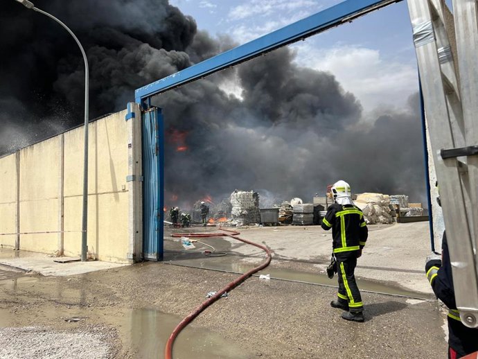 12 dotaciones de Bomberos trabajan en un aparatoso incendio de una nave de reciclaje de residuos en Serranillos