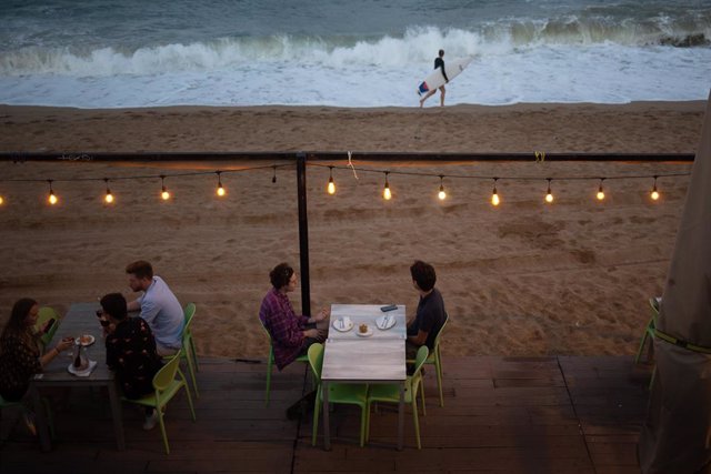 Archivo - La terrassa d'un restaurant, davant la platja de la Barceloneta