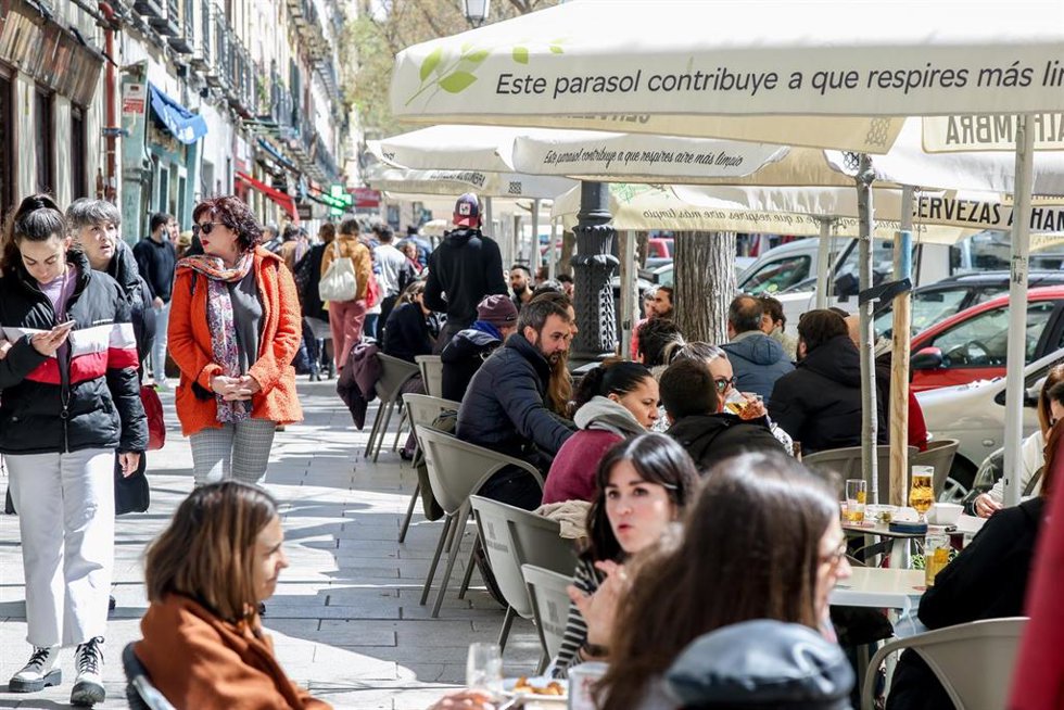 Archivo - Varias personas sentadas en una terraza, en uno de los bares que participan en Artesana Week Lavapiés, en la calle Argumosa, a  2 de abril de 2022, en Madrid (España). En la VII edición de la feria de la cerveza artesana, de este barrio del 