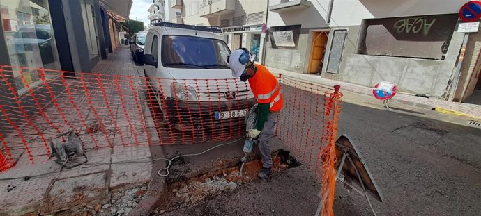 Archivo - Operario trabajando en la vía pública.