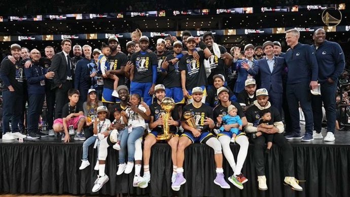 Golden State Warriors celebran el título de la NBA 2021-2022.