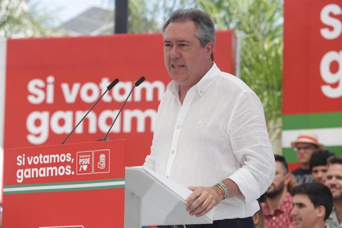 El candidato a la Presidencia de la Junta, Juan Espadas en el acto electoral de campaña para los comicios autonómicos del próximo día 19 a 11 de junio del 2022 en Cártamar (Málaga, Andalucía)