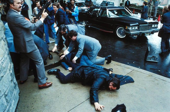 El servicio secreto reduce a John Hinckley Jr tras disparar contra Ronald Reagan en 1981
