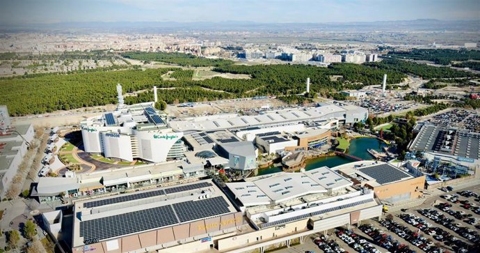 Archivo - Vista panorámica de Puerto Venecia, en Zaragoza.