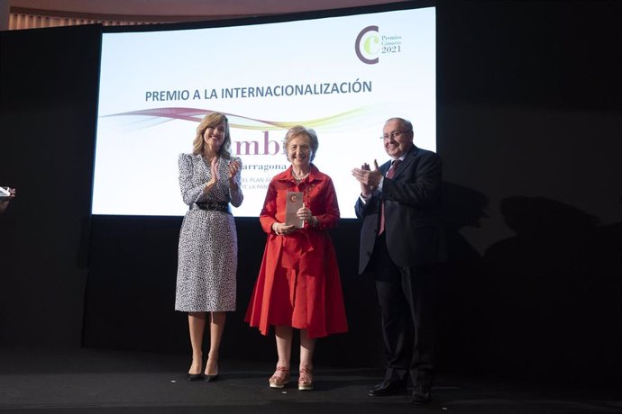 El presidente de la Cámara de Comercio de España, Jose Luis Bonet, y la ministra de Educación y Formación Profesional, Pilar Alegría, entregan uno de los premios 'Cámaras 2021'