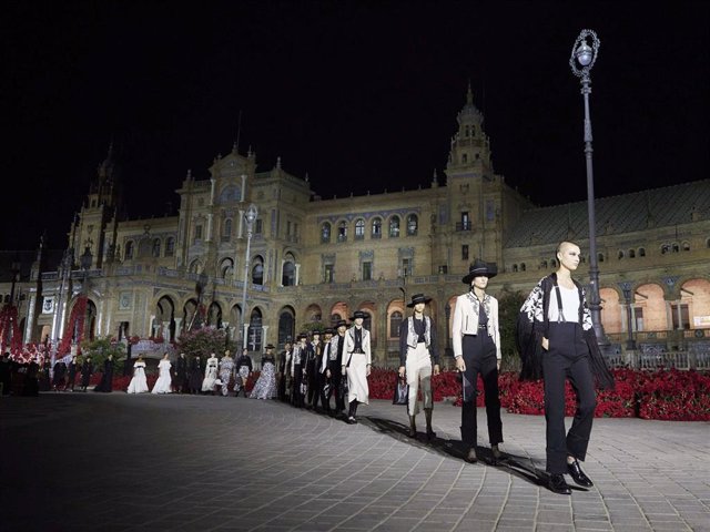 Un momento del desfile con el que Dior ha presentado su colección Crucero 2023 en la Plaza de España de Sevilla