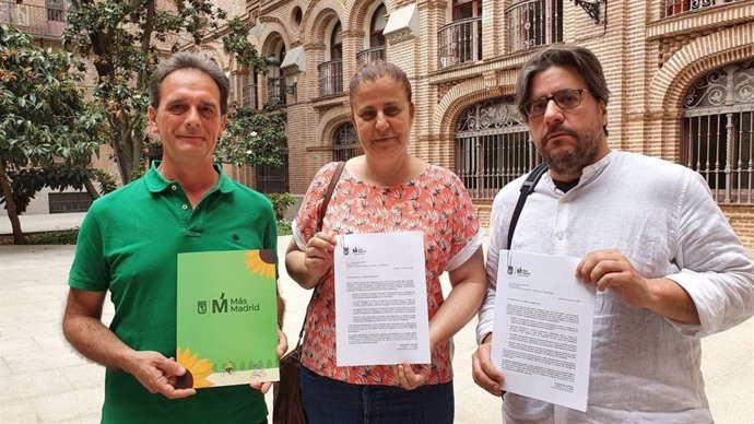 Los concejales de Más Madrid José Luis Nieto, Esther Gómez y Miguel Montejo denuncian ante la Oficina municipal Anticorrupción hasta cuatro contratos de emergencia de Calle 30