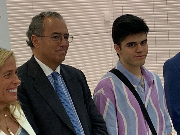 El vicepresidente de la Comunidad y consejero de Educación y Universidades, Enrique Ossorio, y el alumno que ha sacado mayor nota en la Evau en Madrid.