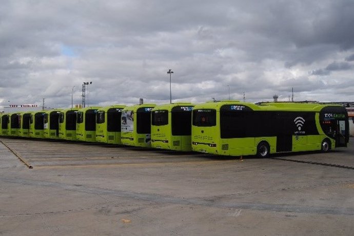 Autobuses urbanos de Badajoz aparcados.