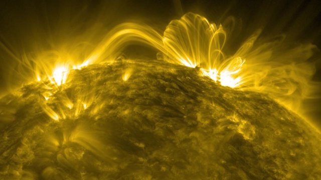 Los bucles coronales del Sol se capturan en luz ultravioleta usando el canal de 171 ngström del instrumento Atmospheric Imaging Assembly (AIA) en el Observatorio de Dinámica Solar de la NASA.