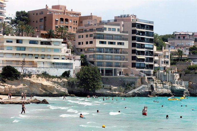 Archivo - Playa de Cala Mayor, una playa en Baleares, turistas, costa, mar. Archivo.