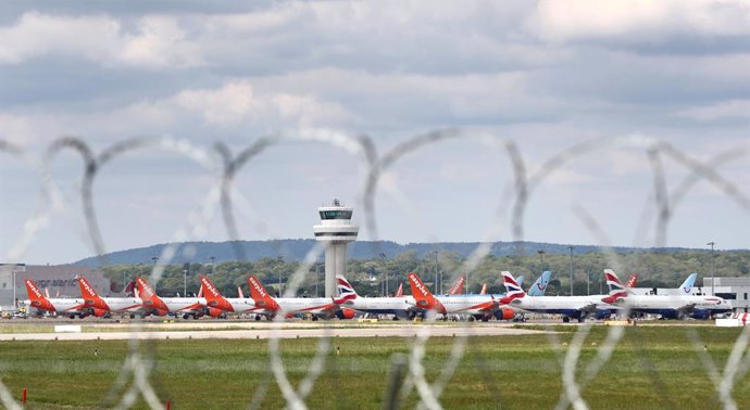 Archivo - 04 May 2020, England, Gatwick: Passenger planes are parked at Gatwick Airport in Sussex due to the coronavirus outbreak. Photo: Gareth Fuller/PA Wire/dpa.