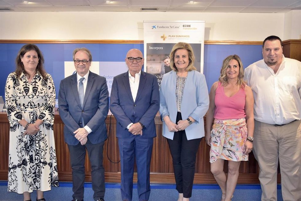 Yili Utge Ripamonti, Coordinadora Programa Incorpora en La Rioja Marc Simón, Subdirector General de Fundación la Caixa;Jaime García-Calzada, presidente de FER y Fátima Báñez, Presidenta de la Fundación CEOE, entre otras personas en la firma del acuerdo