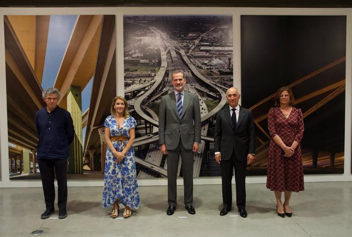 El fotógrafo José Manuel Ballester; la ministra de Transportes, Movilidad y Agenda Urbana, Raquel Sánchez; el rey Felipe VI; el presidente de Ferrovial, Rafael del Pino; y la directora general de Fundación Telefónica, Carmen Morenés.