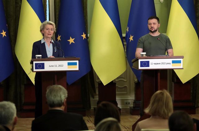 Ursula Von der Leyen, presidenta de la Comisión Europea, y Volodimir Zelenski, presidente de Ucrania, en una reciente reunión en Kiev
