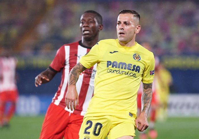 Archivo - El lateral Rubén Peña en un partido con el Villarreal en la Liga Europa 2021-2022. 