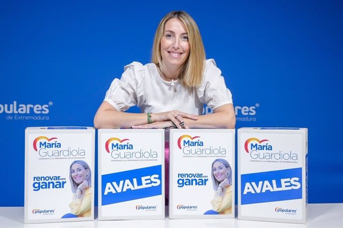 María Guardiola, con los avales para presentar su candidatura al PP de Extremadura.