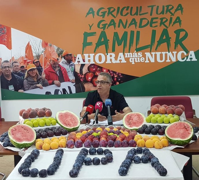 Archivo - UPA-UCE Extremadura reclama una subida de precios para los fruticultores ante una "caída de producción histórica"