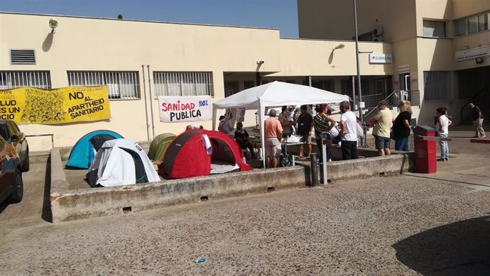 Acampada frente al centro de salud de la calla Aguacate