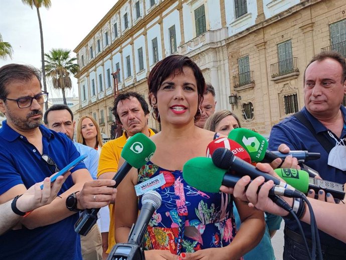 Teresa Rodríguez atendiendo a la prensa en Cádiz.