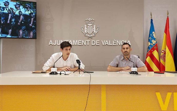 El concejal de Hacienda del Ayuntamiento de Valncia, Borja Sanjuán, y el vicealcalde y portavoz municipal, Sergi Campillo