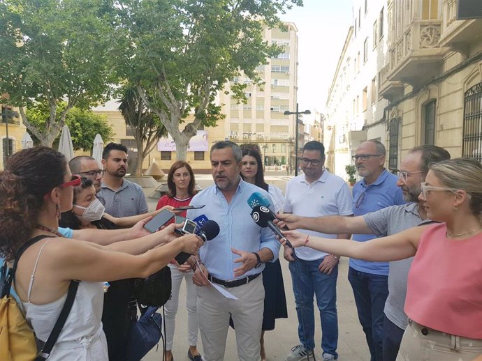 El secretario general del PSOE de Almería y candidato al Parlamento andaluz, Juan Antonio Lorenzo, atiende a los medios de comunicación.