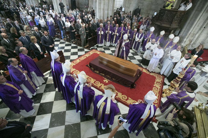Cardenales durante la Misa Exequial del funeral por el arzobispo emérito Gabino Díaz Merchán, en la Catedral de Oviedo, a 17 de junio de 2022, en Oviedo, Asturias (España). 