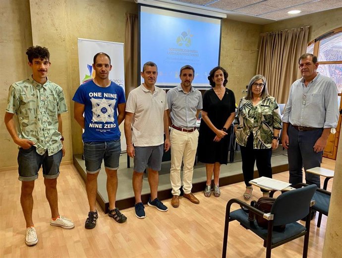 La consejera Gómez, junto con el resto de participantes en la presentación del proyecto 'Sostenibilidad Rural afrontando el reto climático en común'