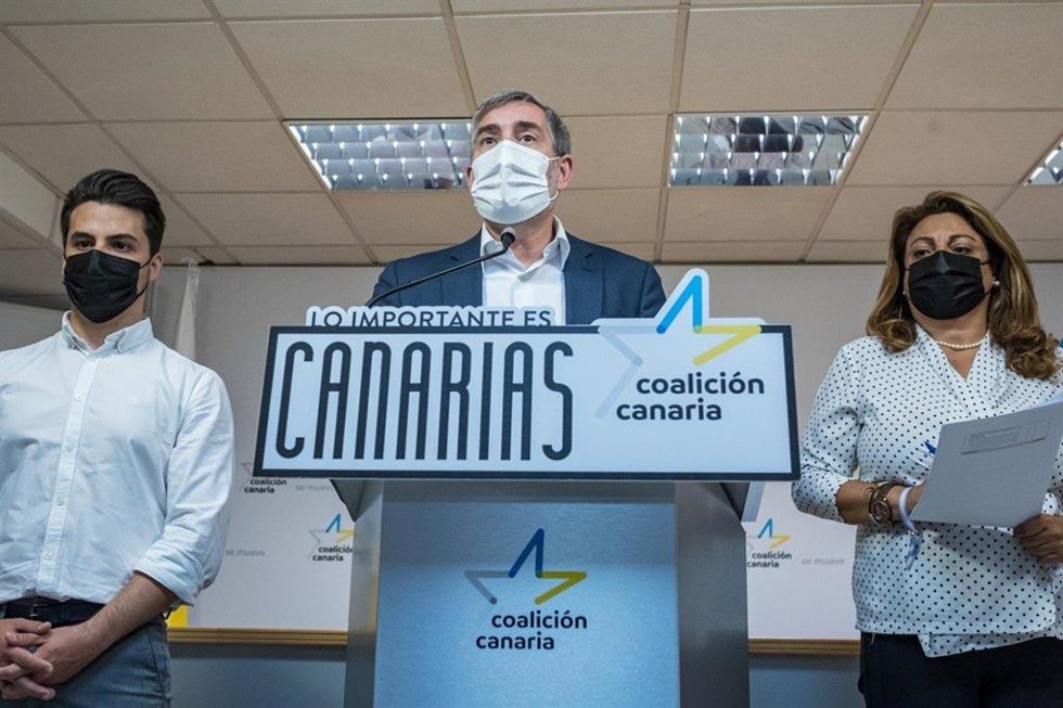 Archivo - El secretario de CC, Fernando Clavijo, junto a David Toledo y Cristina Valido
